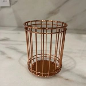 Urban Outfitters Gold Wire Decorative/Organizational Makeup or Pencil Cup